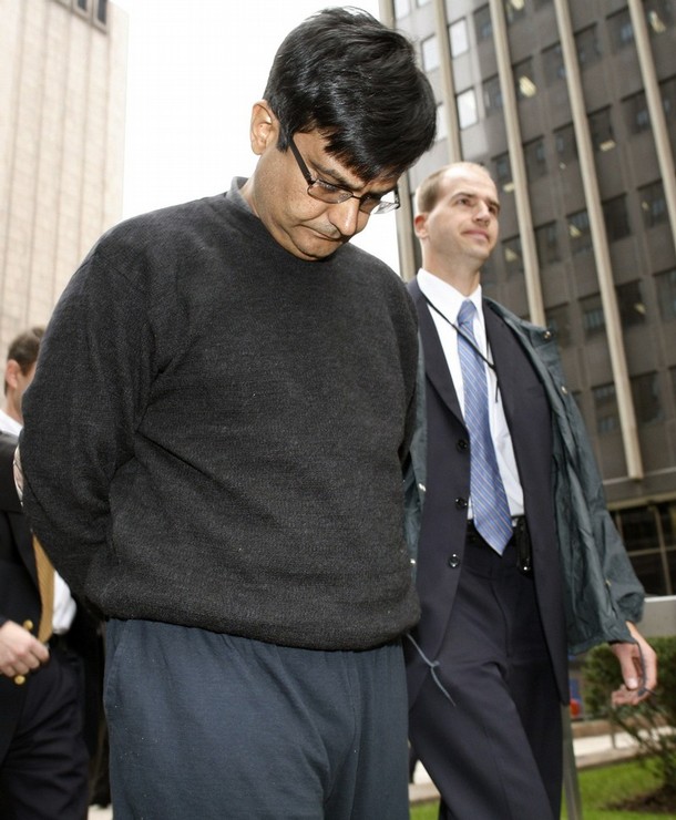 anil kumar escort par un agent du fbi en octobre 2009